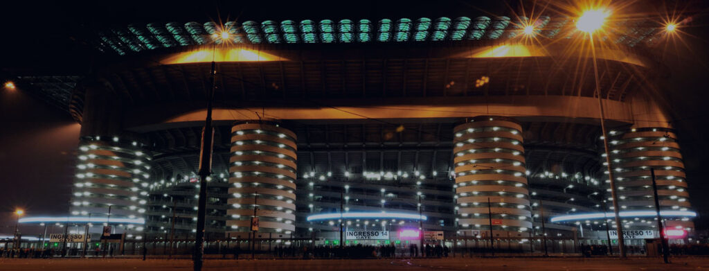 Vista esterna dello stadio Giuseppe Meazza a Milano nel corso di un concerto estivo