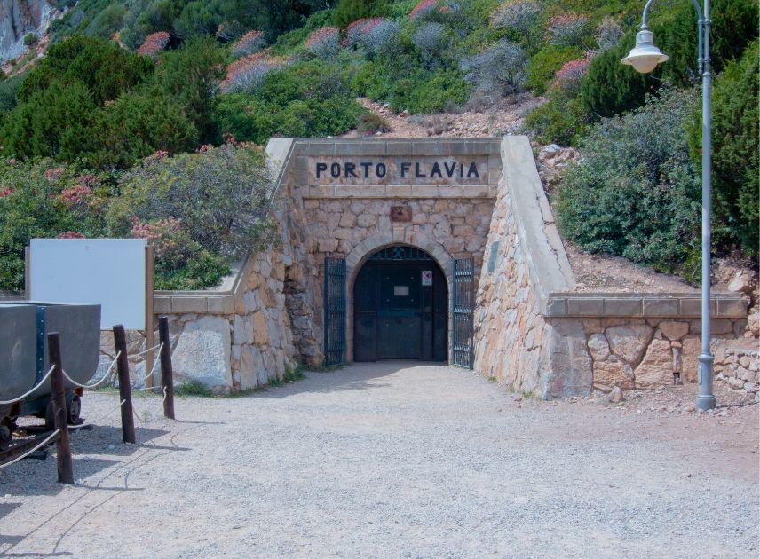 Porto Flavia: viaggio tra storia mineraria e paesaggi incantevoli della Sardegna