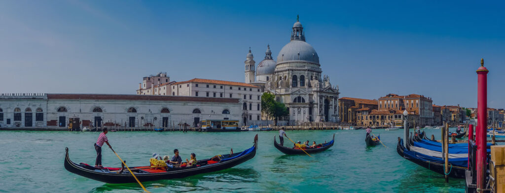 Vista dal Canal Grande della Punta della Dogana a Venezia